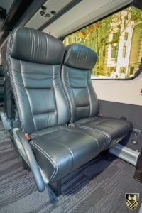 Bus für 16 Personen mit Fahrer