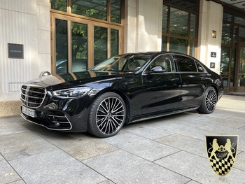 Mercedes S-Klasse 580 Lang vor einem Hotel