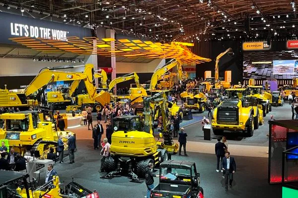 Highlights der bauma 2025, eine große Messe mit vielen Baumaschinen.