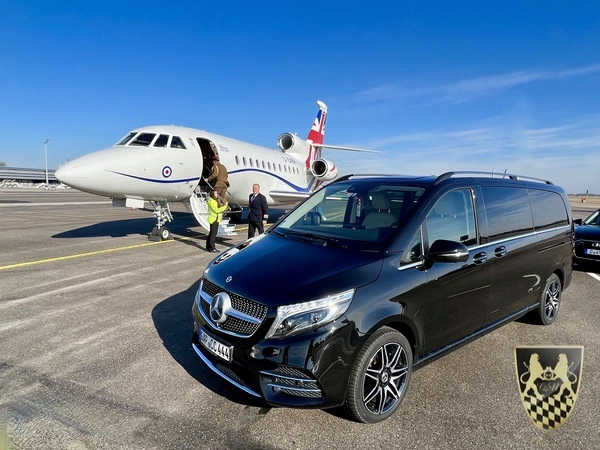 Verteidigungsminister und Generalsekretär am Flughafen MUC 