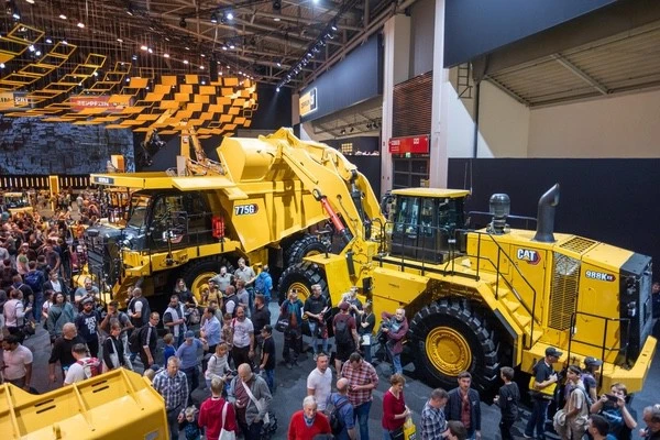 Nachhaltigkeit im Bauwesen, innovative Baumaschinen und umweltfreundliche Lösungen.
