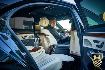 Tipps für die Bewerbung um Chauffeur-Positionen, dargestellt durch einen Lebenslauf und ein Anschreiben.
