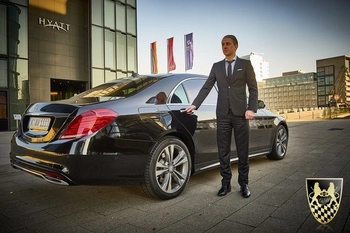 Anforderungen an Chauffeure, dargestellt durch eine Liste von Qualifikationen.