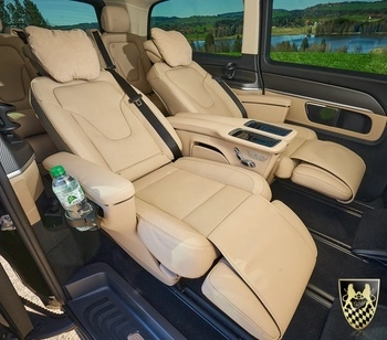 Ein geräumiger Innenraum des Mercedes-Benz EQV mit bequemen Sitzen und flexiblem Raumkonzept.