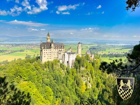 A scenic view of a tour group visiting a royal castle.