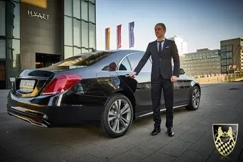 Eine moderne Fahrzeugflotte steht aufgereiht vor einem beeindruckenden Bergpanorama, das die Schönheit der Umgebung von München und dem Tegernsee unterstreicht. Diese Fahrzeuge bieten einen komfortablen Shuttle-Service für Reisen zu verschiedenen Zielen, sei es für Hochzeiten, Geschäftsreisen oder Ausflugsfahrten.