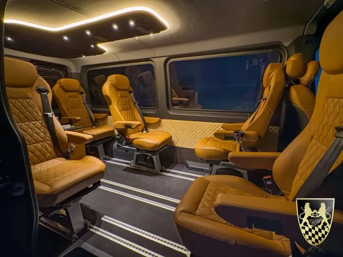 Kleinbus mieten München für 2 bis 20 Personen mit Premium und Luxus Bussen und Vans 6 Ein eleganter schwarzer Mercedes Kleinbus steht vor einem historischen Gebäude in München, bereit für die nächste Reisegruppe. Der stilvolle Bus bietet Komfort und Luxus für Gäste, die eine unvergessliche Fahrt in der Stadt planen.