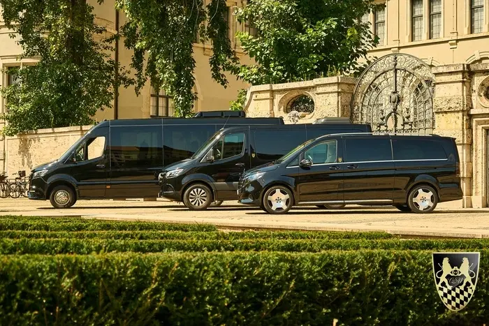 Kleinbus mieten München für 2 bis 20 Personen mit Premium und Luxus Bussen und Vans 1 Mieten sie einen Premium Kleinbus mit mehrsprachigem Chauffeur für Veranstaltungen und Events.