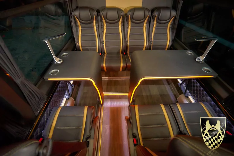 Bus für 16 Personen mit Fahrer